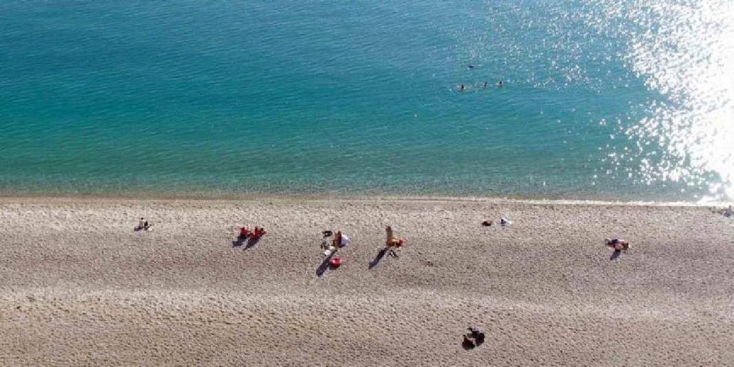 Yüksekte kar alçakta deniz keyfi! Aralık ayında yazı yaşadılar: Herkes donarken onların deniz keyfi imrendirdi 3